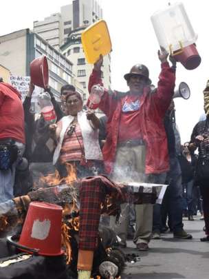 AFP.El viernes en La Paz se registró una protesta con cubos vacíos reclamando agua