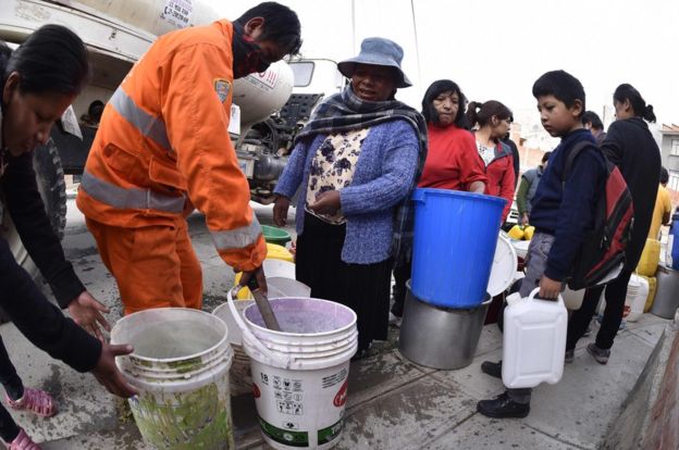 AFP.Más de 90 barrios de La Paz se ven afectados por la crisis y deben recibir agua a través de cisternas