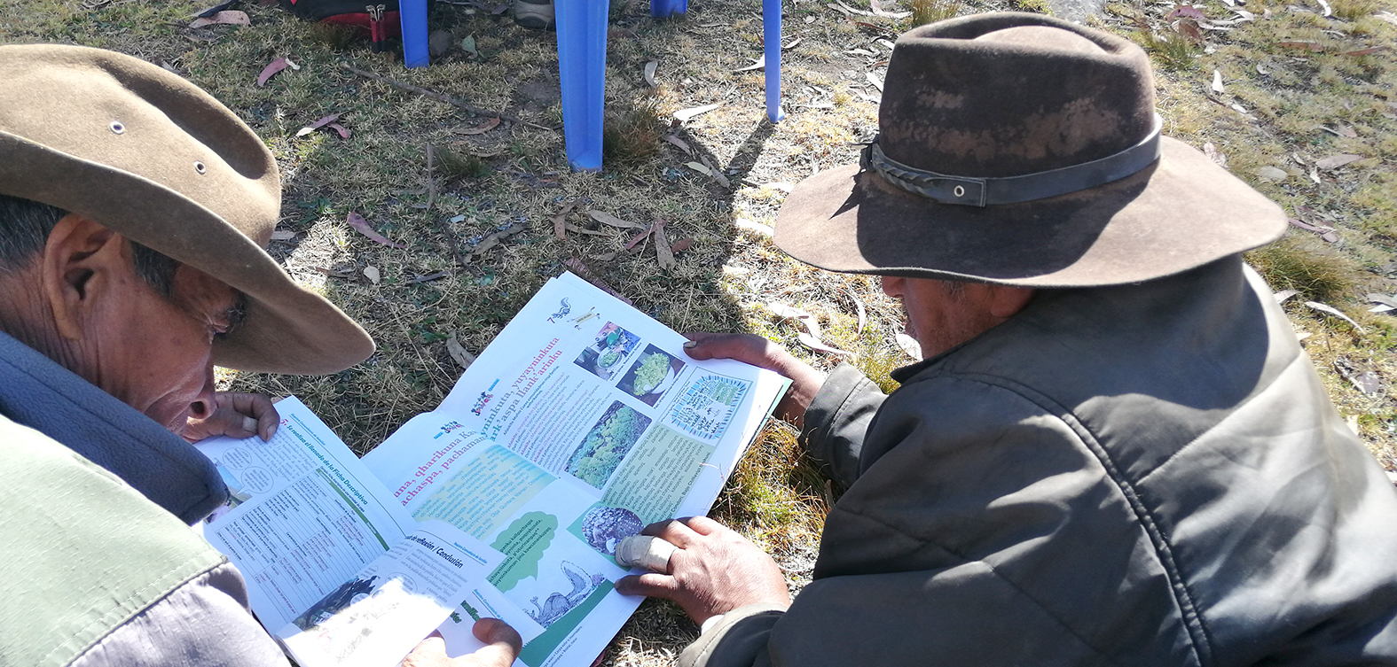 CAFOD Lenguas Lectores de revistas CENDA en quechua