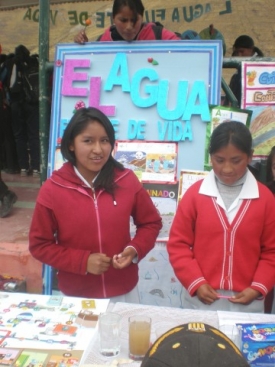 Feria estudiantil sobre agua y medio ambiente en Totoral-Oruro, Bolivia